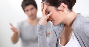 Жена расстроена от поведения мужа