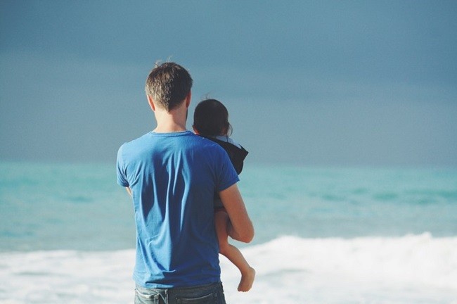 Мужчина с ребёнком на фоне моря