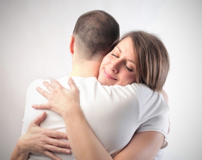 Жена обнимает мужа