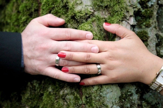 Женская и мужская рука на дереве