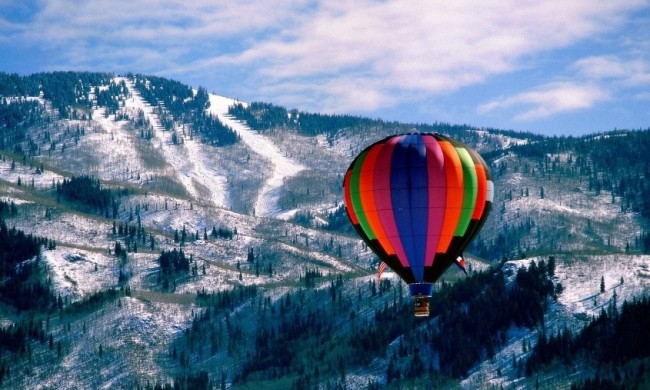 Полёт на воздушном шаре над заснеженным лесом