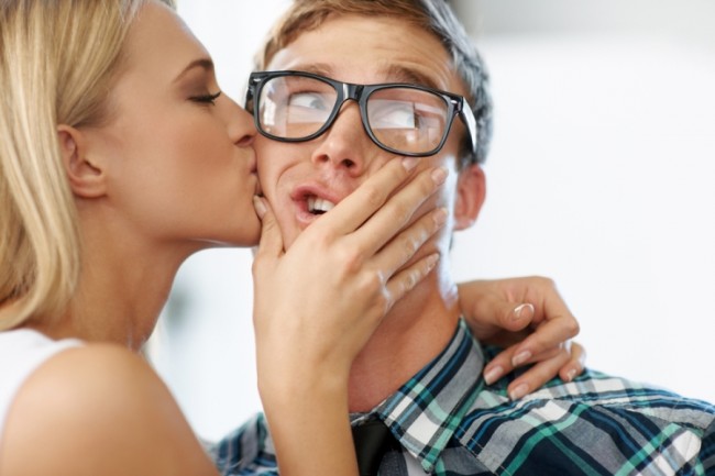 Женщина целует испуганного мужчину
