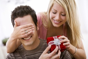 женщина дарит подарок мужчине на новый год